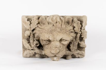 null Mufle de lion en pierre calcaire, sculptée en relief 

19ème siècle

H. 30 cm...