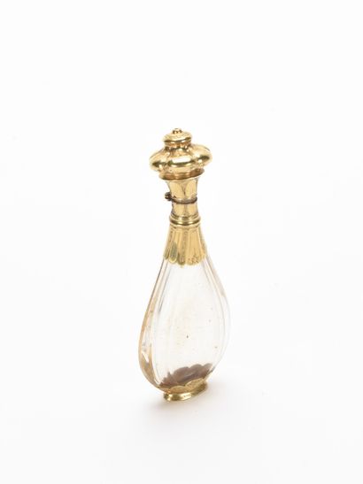 null Flacon à sel en cristal taillé, monture en or jaune, gravée.

19ème siècle

H...