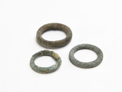 null Trois anneaux, bronze, corrosions et déformations, Diam. : de 2.2 à 2.7 cm



Expert...