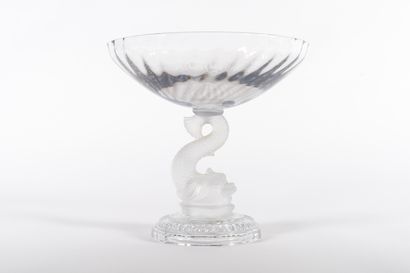 null Coupe à fruits en verre moulé à décor de dauphin en verre sablé reposant sur...