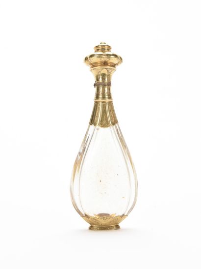 null Flacon à sel en cristal taillé, monture en or jaune, gravée.

19ème siècle

H...