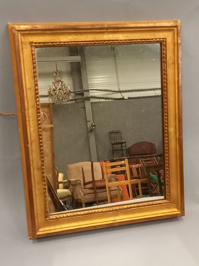 null Un petit miroir en bois doré

43 x 34 cm