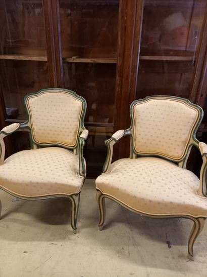 null Paire de fauteuils cabriolet en bois laqué 

Style Louis XV