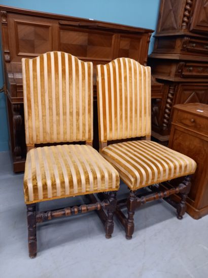 null Deux chaises garniture jaune à dos plat et bois tourné