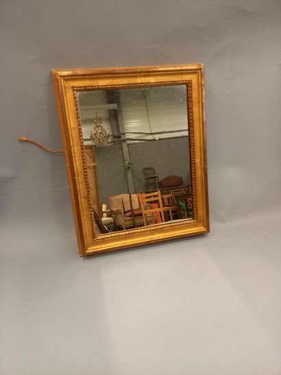 null Un petit miroir en bois doré

43 x 34 cm