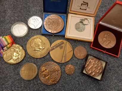 null Lot de médailles en bronze et cuivre et un porte clé en argent