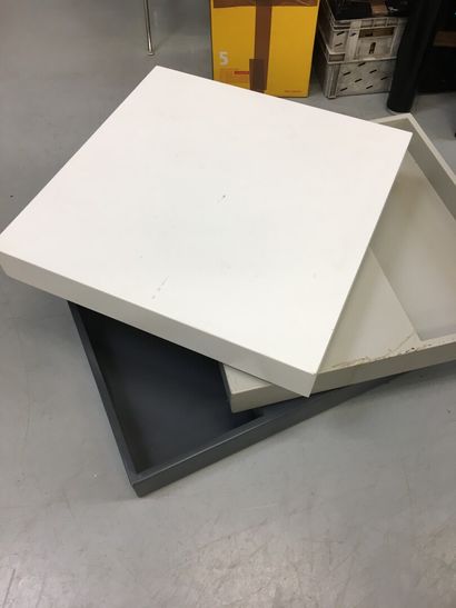 null Table basse plateau pivotant à 3 compartiments

H : 32 cm

70 x 70 cm