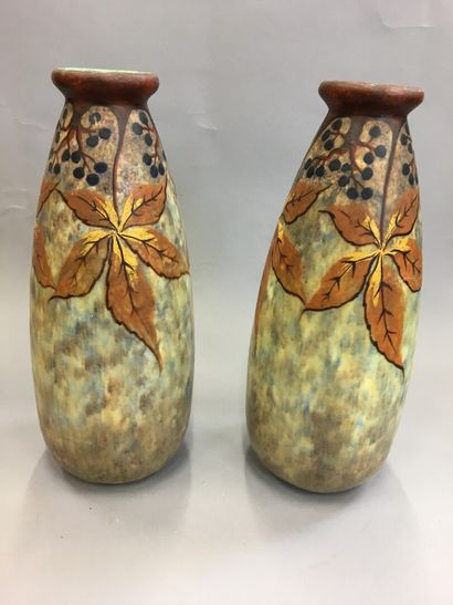 null Paire de vases en grès à décor de baies

H : 27.5 cm