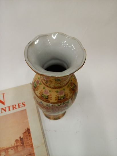 null Vase Chine avec livres gravures Loyn

H : 30 cm