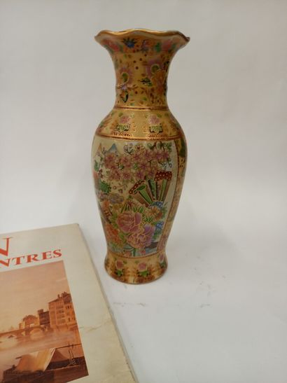 null Vase Chine avec livres gravures Loyn

H : 30 cm