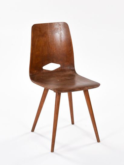  Hans BELLMAN (1911-1990) Dans l'esprit de 
Suite de deux chaises à coques moulées...