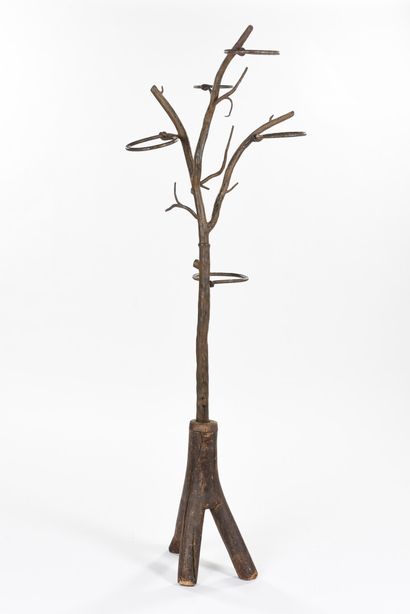 null Dans l'esprit de Giacometti

Porte-plantes à base tripode en tronc d'arbre d'où...
