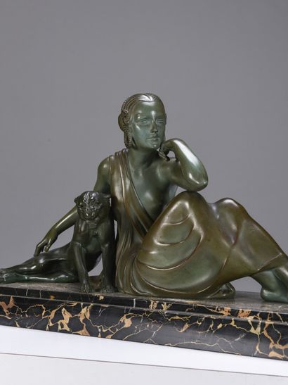 null Armand GODARD (XIXe-XXe)

Femme à la panthère

Épreuve en bronze patiné vert...
