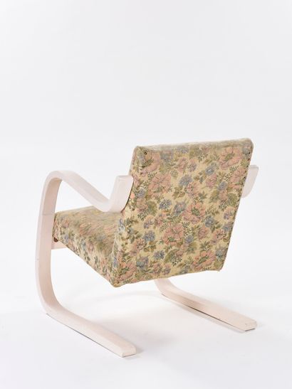 null Alvar AALTO (1898-1976)

Paire de fauteuils N°6/402 Dit Cantilever, en contreplaqué...