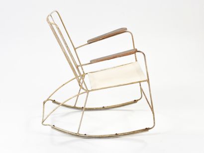 null TRAVAIL 1950

Petit rocking chair à structure en métal laqué blanc à dossier...