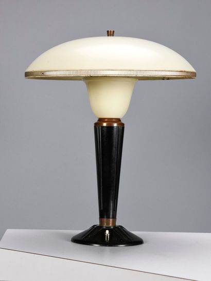null Etablissements JUMO

Lampe de table modèle 320 à corps et socle en bakélite,...