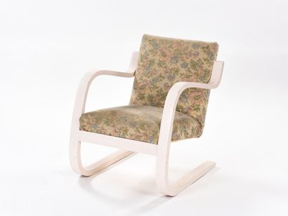 null Alvar AALTO (1898-1976)

Paire de fauteuils N°6/402 Dit Cantilever, en contreplaqué...