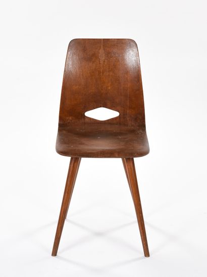  Hans BELLMAN (1911-1990) Dans l'esprit de 
Suite de deux chaises à coques moulées...