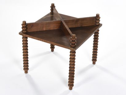 null TRAVAIL 1940

Table à jeux en bois teinté foncé à quatre pieds moulurés ondés...