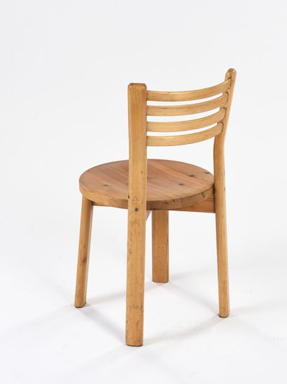 null Dans l'esprit de Rainer DAUMILLER

Suite de quatre chaises entièrement en pin...