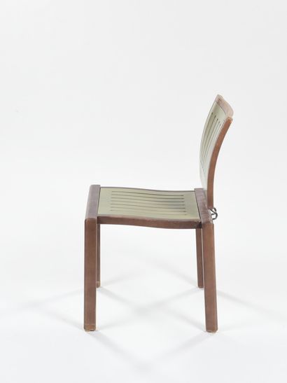 null Bruno REY (né en1935)



Suite de six chaises à structure en bois teinté marron...
