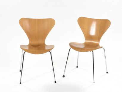 null ARNE JACOBSEN (1902-1971)

Paire de chaises modèle 3107 dites Série 7 à assise...