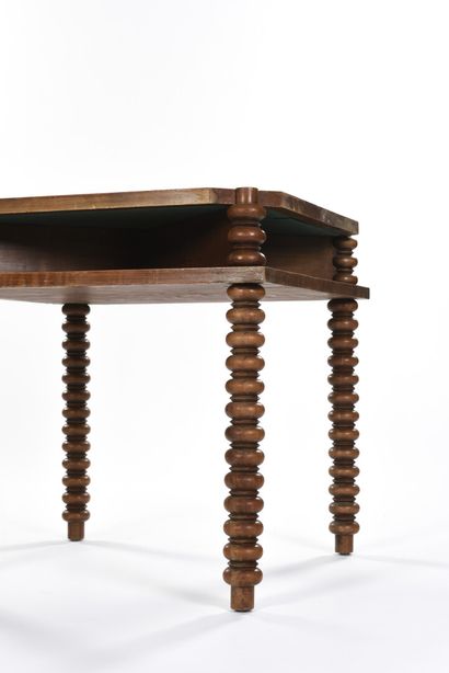 null TRAVAIL 1940

Table à jeux en bois teinté foncé à quatre pieds moulurés ondés...
