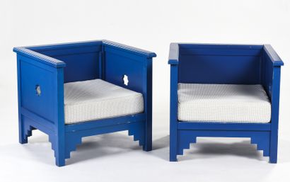 null TRAVAIL 1960.

Paire de fauteuil cubique en bois peint bleu majorelle. Coussins...