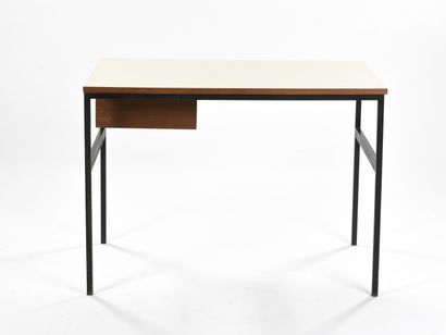 null Pierre PAULIN (1927-2009)

Bureau modèle CM 217 à piètement tubulaire carré...