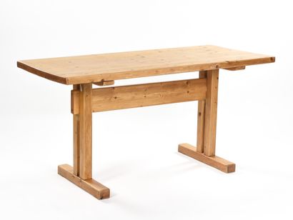 null Sélection de Charlotte PERRIAND (1903-1999) pour ARC MOBILIER

Table à plateau...