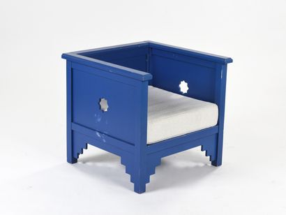 null TRAVAIL 1960.

Paire de fauteuil cubique en bois peint bleu majorelle. Coussins...