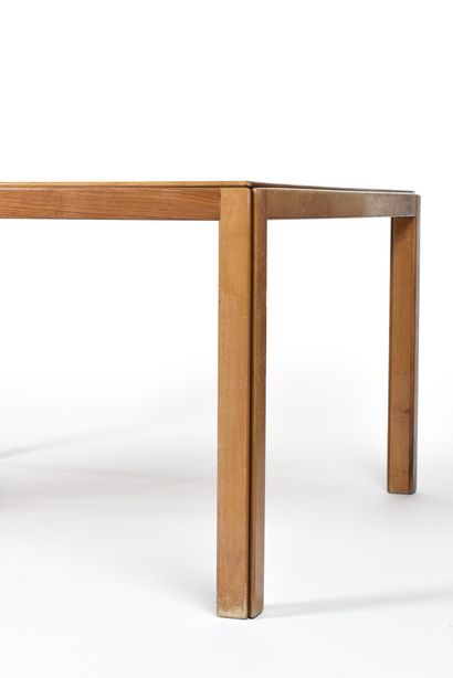 null Afra (1937-2011) et Tobia (né en 1935) SCARPA

Table à quatre pieds d'angle...