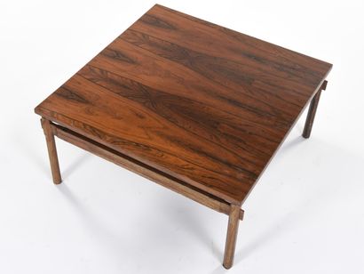 null Ico PARISI (1916-1996)

Table basse modèle 748 à piètement facetté reliés par...