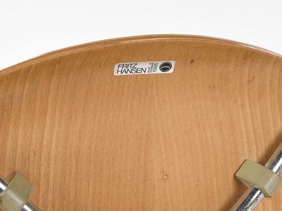 null ARNE JACOBSEN (1902-1971)

Paire de chaises modèle 3107 dites Série 7 à assise...
