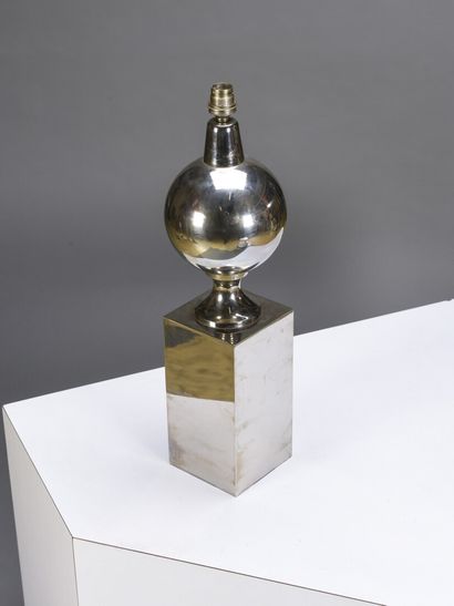 null Philippe BARBIER (XXe siècle)

Lampe de table ornée d'une sphère en métal chromé...