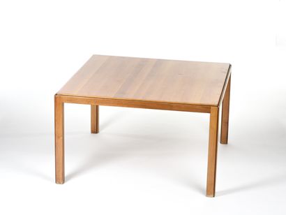 null Afra (1937-2011) et Tobia (né en 1935) SCARPA

Table à quatre pieds d'angle...