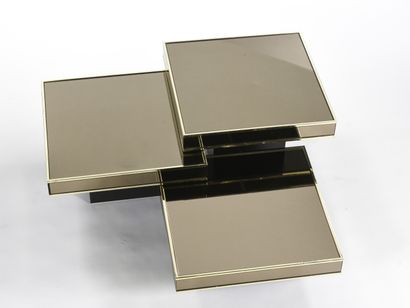 null CIDUE

Suite de trois tables gigognes à encadrement en métal doré et facettes...