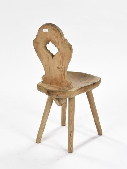 null TRAVAIL SAVOYARD

Suite de quatre chaises en bois massif à piètement en rondins...