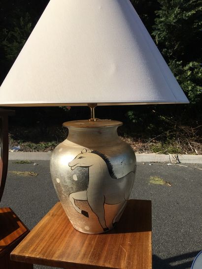 null WORK 1970

Ceramic table lamp with a horse.

Conical textile lampshade.

H:...