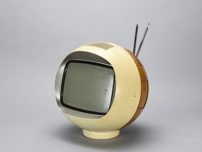 null RADIOLA

 Télévision portable modèle RA 2870 de forme boule à deux couleurs...