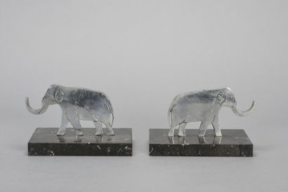 null WORK 1940

Pair of chromed brass bookends representing elephants.

H: 10 cm...