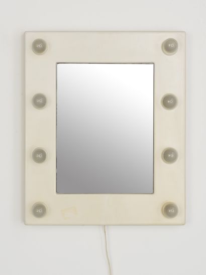 null Jean GARCON (XX-XXI ème)

Miroir lumineux à six ampoules de forme rectangulaire...
