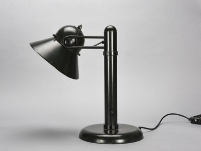 null Gae AULENTI (1927 - 2012)

Single-light table lamp with circular base in black...