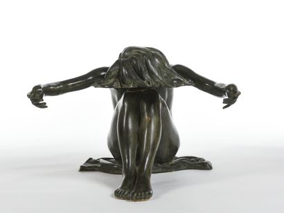 null TRAVAIL 1970

Table basse en bronze à patine verte figurant une femme nue portant...