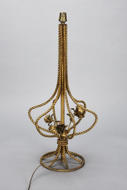null TRAVAIL 1960

Lampe de table réalisée en métal doré torsadé à décor de trois...