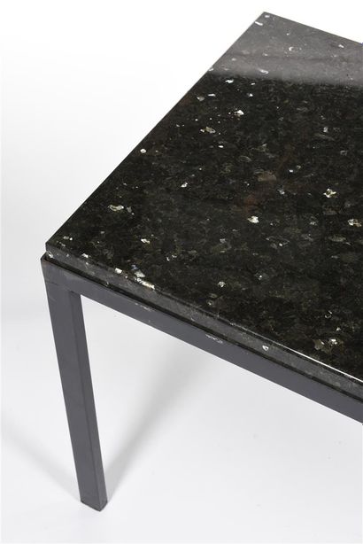 null TRAVAIL 1950

Table basse à structure en métal laqué gris où repose un épais...