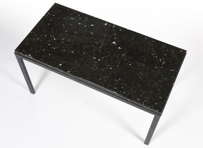 null TRAVAIL 1950

Table basse à structure en métal laqué gris où repose un épais...