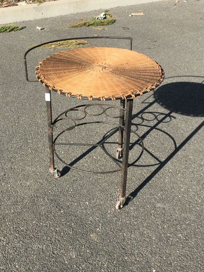 null WORK 1950

Round rolling table in black lacquered metal with one handle.

Rattan...