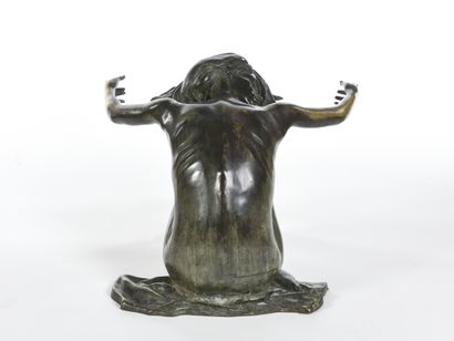 null TRAVAIL 1970

Table basse en bronze à patine verte figurant une femme nue portant...