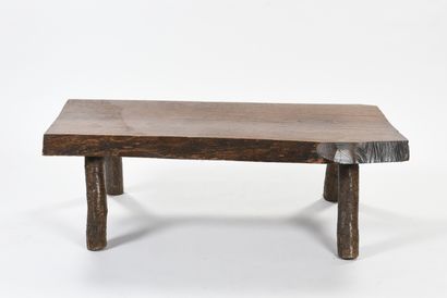 null TRAVAIL BRUTALISTE 

Table basse en bois massif et piètement quadripode en rondins.



BRUTALIST...